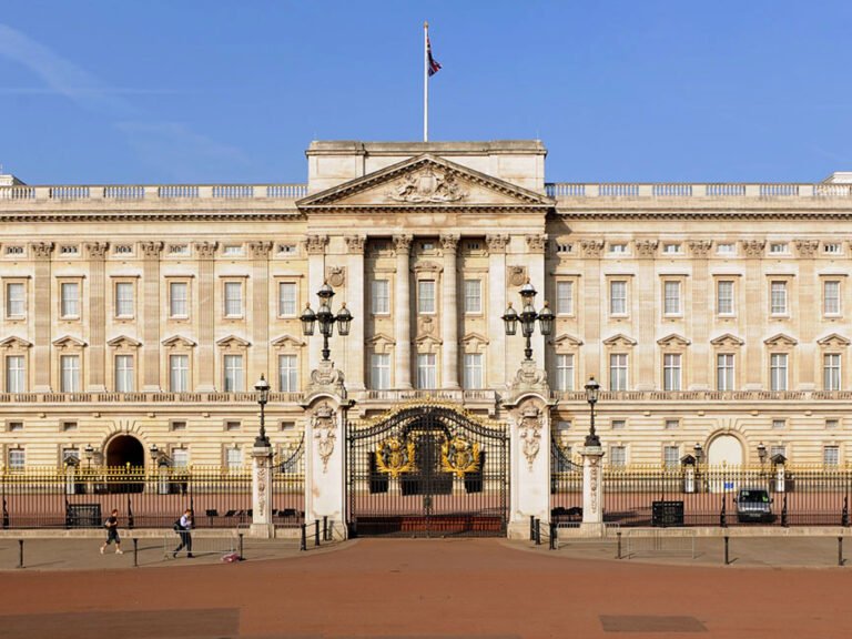 bThe-ultimate-guide-to-visiting-buckingham-palace
